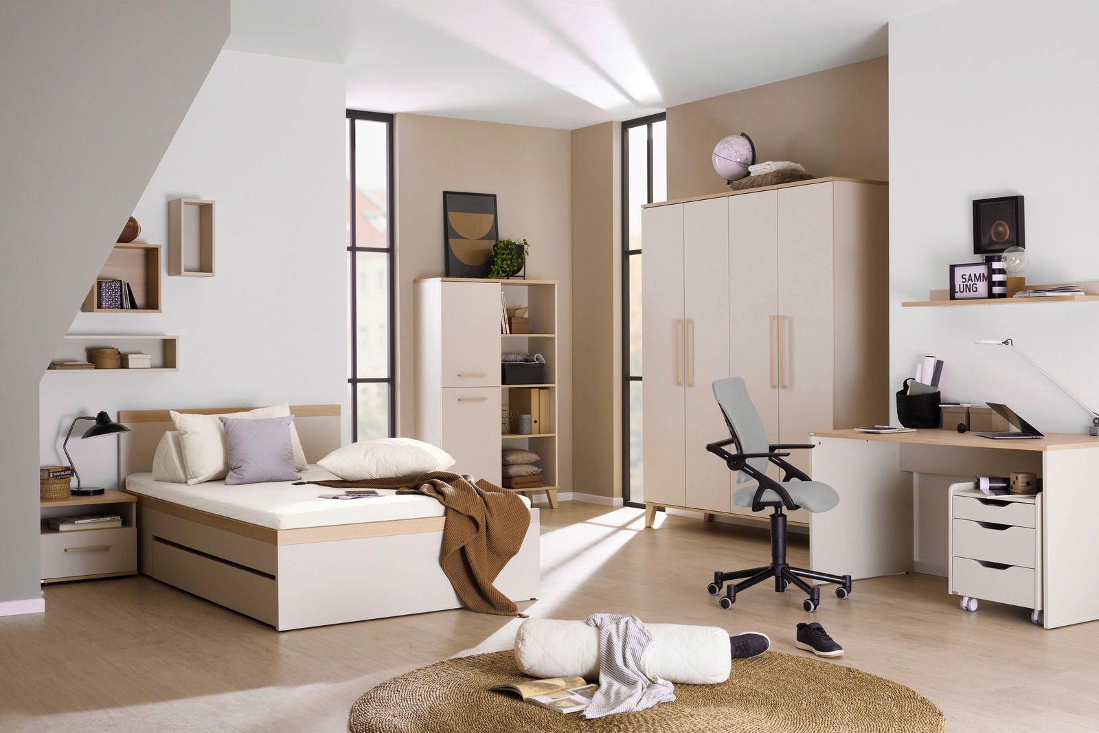 Moderner Schreibtisch in einem stilvollen Schlafzimmer, seitliche Perspektive, mit passendem Bürostuhl und Stauraum.