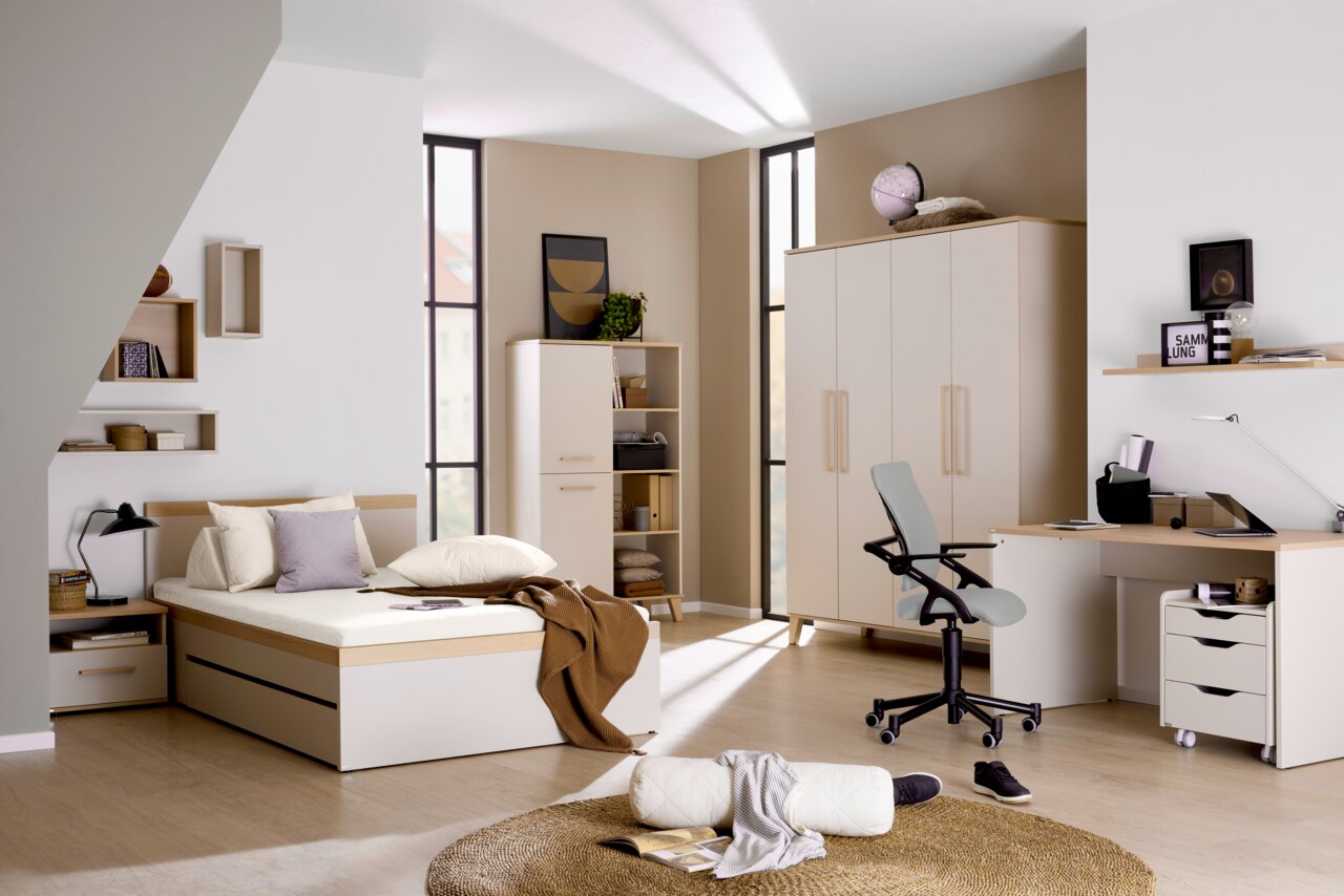 Moderner Schreibtisch in einem stilvollen Schlafzimmer, seitliche Perspektive, mit passendem Bürostuhl und Stauraum.
