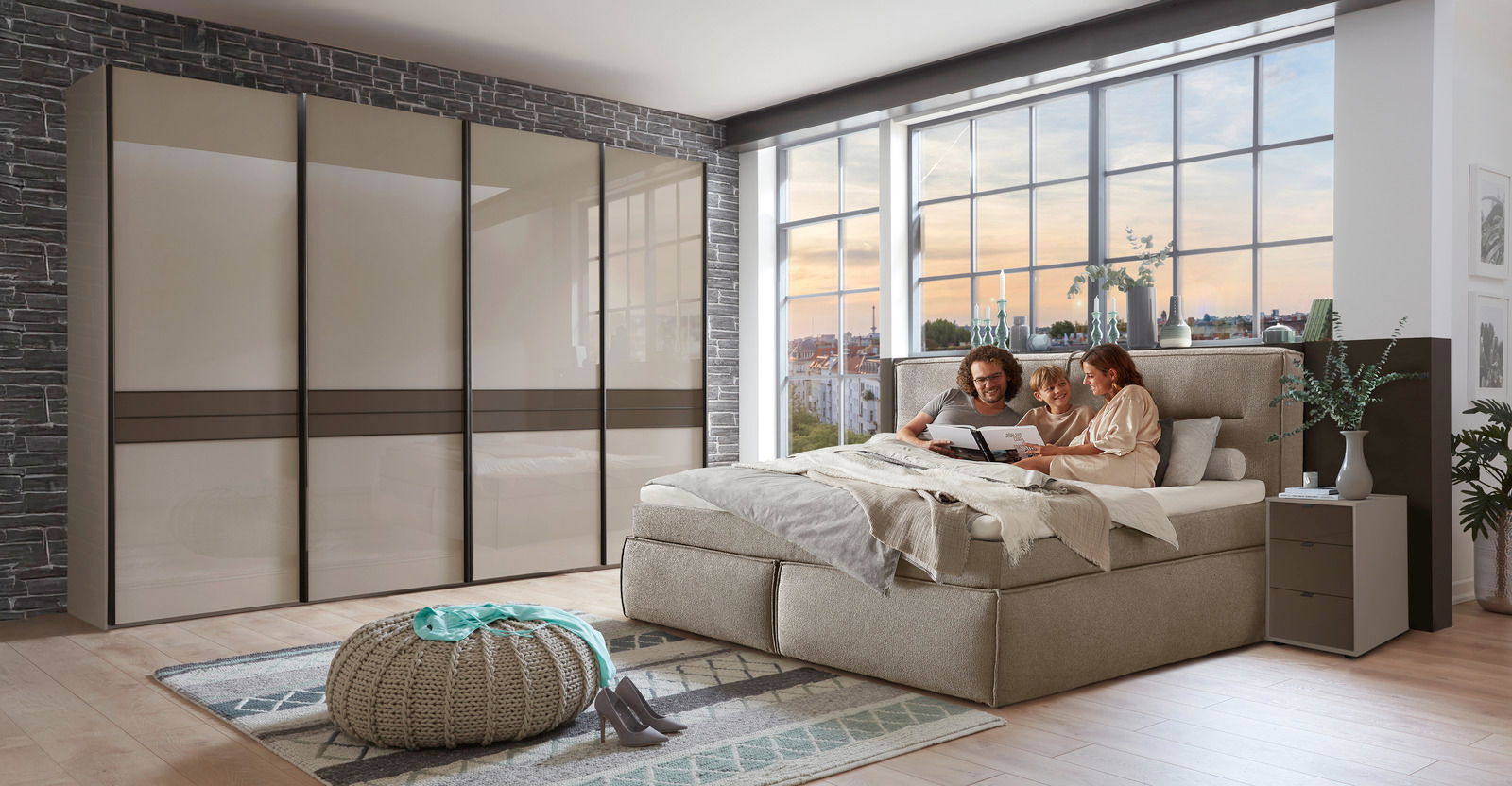 Schwebetürenschrank in modernem Schlafzimmer, seitliche Perspektive