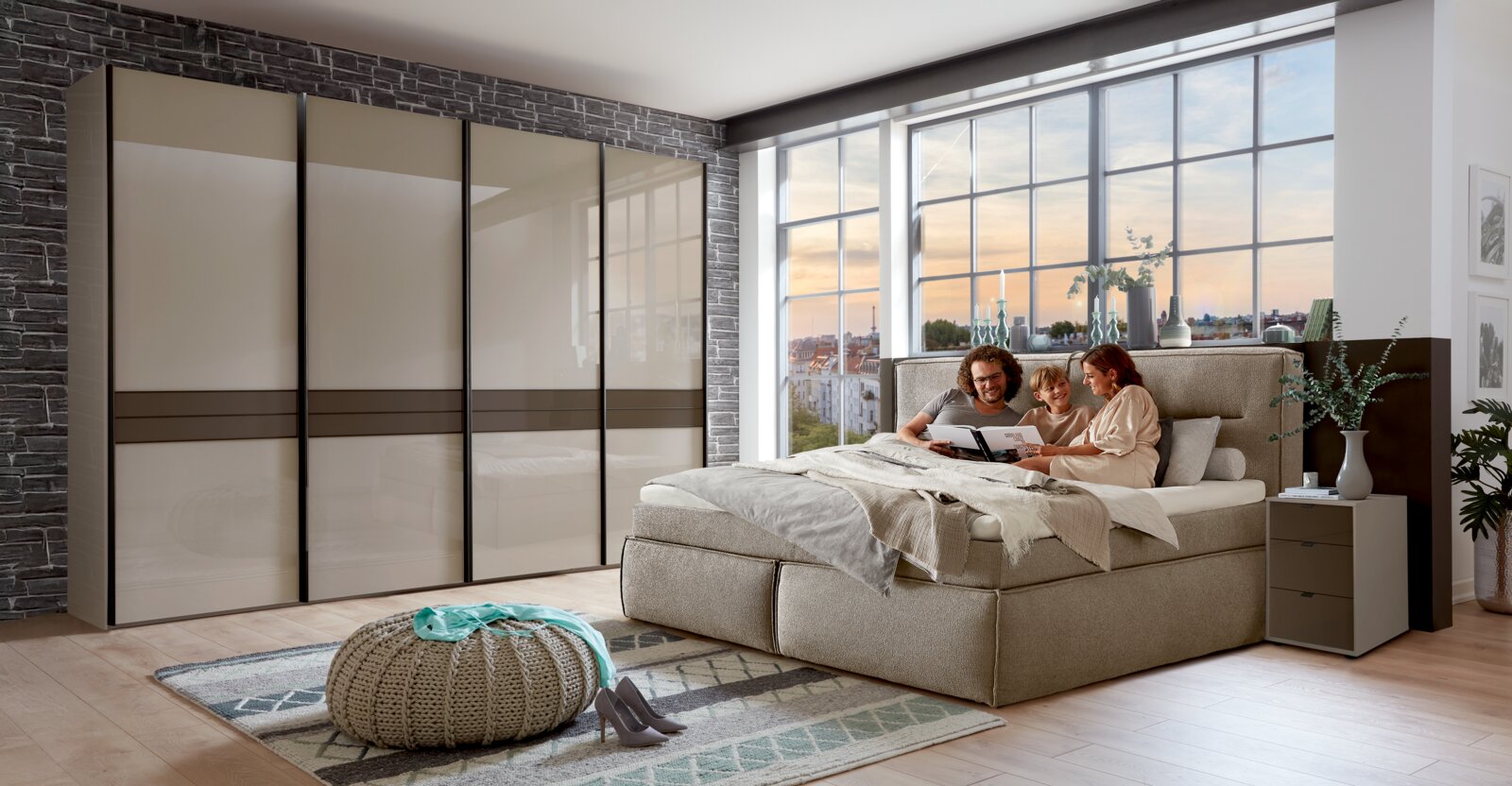 Kast met schuifdeuren in een moderne slaapkamer, zijaanzicht