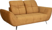 Senfgelbes 2-Sitzer-Sofa mit Stoffbezug, gepolsterten Armlehnen, gesteppter Sitz- und Rückenfläche und schwarzen Metallfüßen, in schräger Vorderansicht freigestellt auf weißem Hintergrund