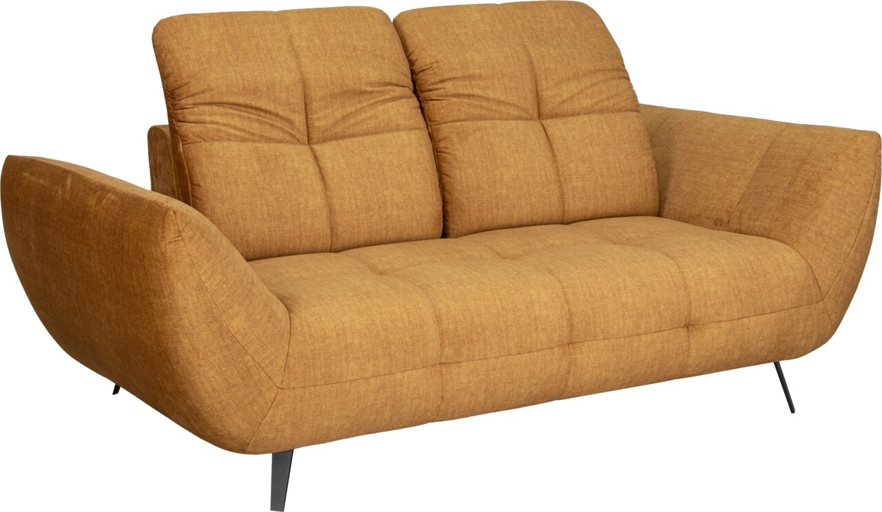 Z2 Sofa 2-Sitzer SALVATORE Senfgelbes 2-Sitzer-Sofa mit Stoffbezug, gepolsterten Armlehnen, gesteppter Sitz- und Rückenfläche und schwarzen Metallfüßen, in schräger Vorderansicht freigestellt auf weißem Hintergrund