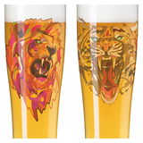 Zwei Weizenbiergläser mit bunten Löwen- und Tigerdesigns, frontal fotografiert.