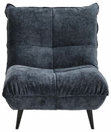 Moderner, dunkelgrauer Sessel mit weichem Stoffbezug und schwarzen, schrägen Beinen, Frontalansicht.