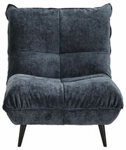 Moderner, dunkelgrauer Sessel mit weichem Stoffbezug und schwarzen, schrägen Beinen, Frontalansicht.