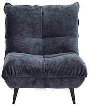 Moderner, dunkelgrauer Sessel mit weichem Stoffbezug und schwarzen, schrägen Beinen, Frontalansicht.