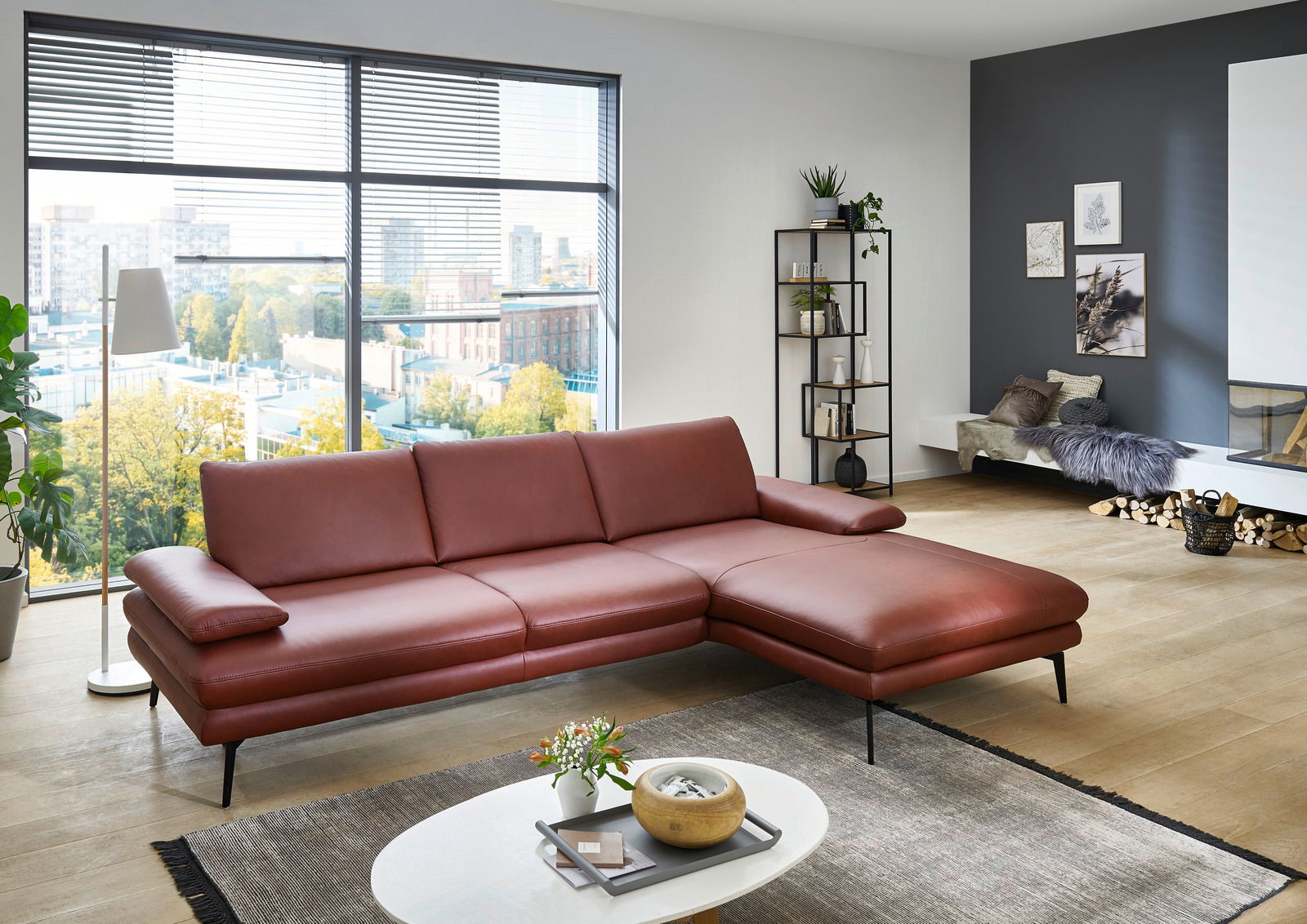 Rote Longchairkombination Dieter Knoll ARZONA L in modernem Wohnzimmer, seitliche Perspektive