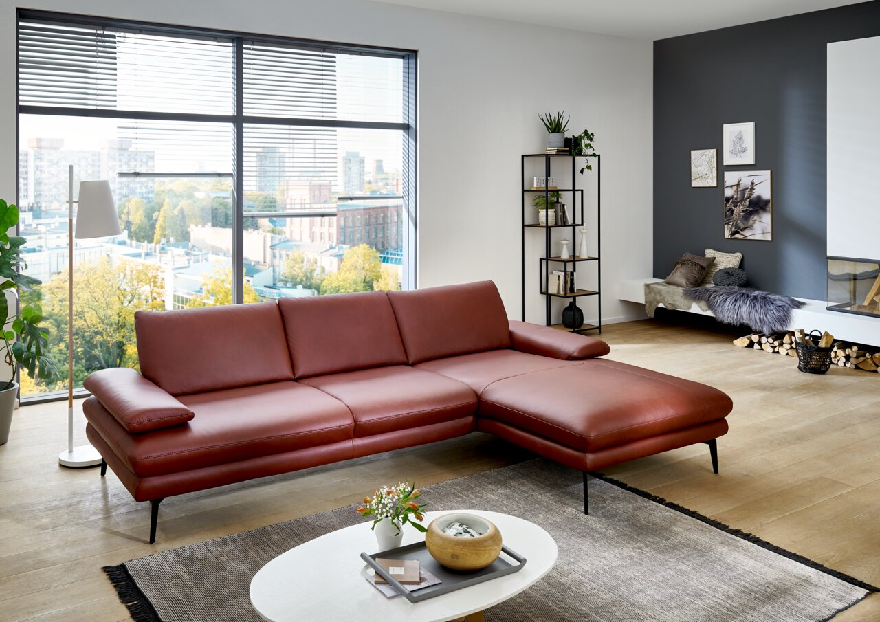 Rote Longchairkombination Dieter Knoll ARZONA L in modernem Wohnzimmer, seitliche Perspektive