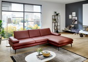 Rote Longchairkombination Dieter Knoll ARZONA L in modernem Wohnzimmer, seitliche Perspektive