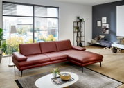 Rote Longchairkombination Dieter Knoll ARZONA L in modernem Wohnzimmer, seitliche Perspektive