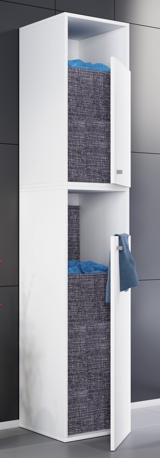 Hoher weißer Badezimmerschrank mit zwei Fächern und geöffneten Türen, innen graue Stoffkörbe mit blauen Handtüchern; Ansicht schräg von vorn.