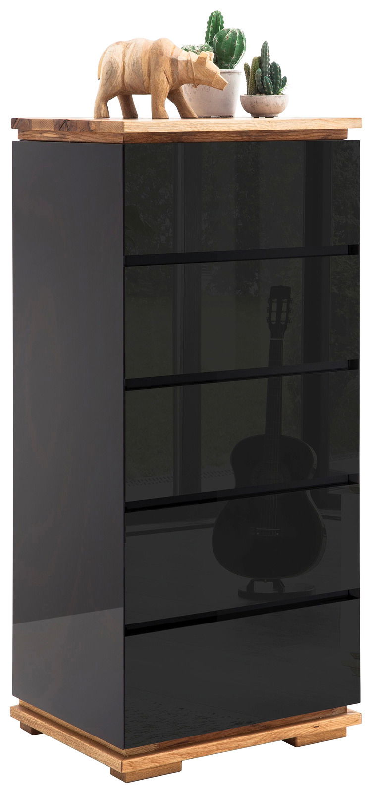 Zurbrüggen Hochkommode CHIARO Hochkommode mit schwarzer Hochglanzfront, Holzplatte und dekorativen Elementen von schräg vorne betrachtet.