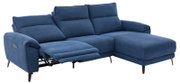 Blaues Stoff-Ecksofa mit rechter Ottomane, verstellbaren Rückenlehnen und ausgeklapptem Relax-/Fußteil links, auf schwarzen Metallfüßen; Ansicht schräg von vorn links
