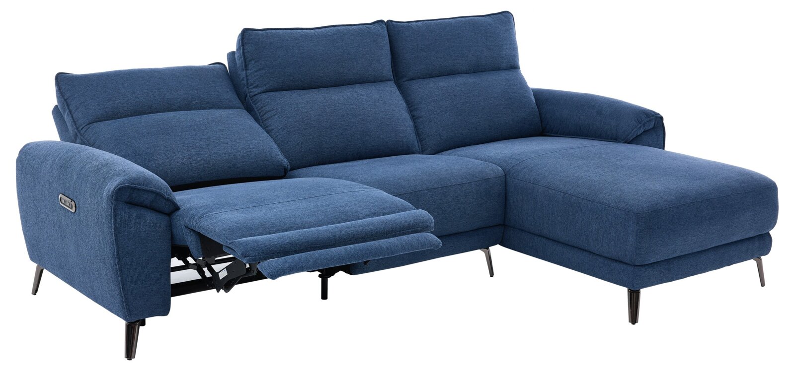 Blaues Stoff-Ecksofa mit rechter Ottomane, verstellbaren Rückenlehnen und ausgeklapptem Relax-/Fußteil links, auf schwarzen Metallfüßen; Ansicht schräg von vorn links