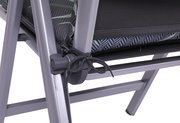 Nahaufnahme einer Hochlehnerauflage mit grauem Gestell und gemustertem Stoff, seitliche Perspektive