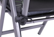 Nahaufnahme einer Hochlehnerauflage mit grauem Gestell und gemustertem Stoff, seitliche Perspektive