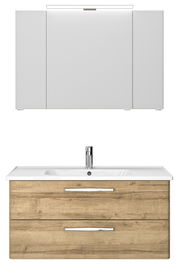 Frontale Ansicht eines modernen Badblocks mit weißem Spiegelschrank und Waschbeckenunterschrank in Holzoptik.