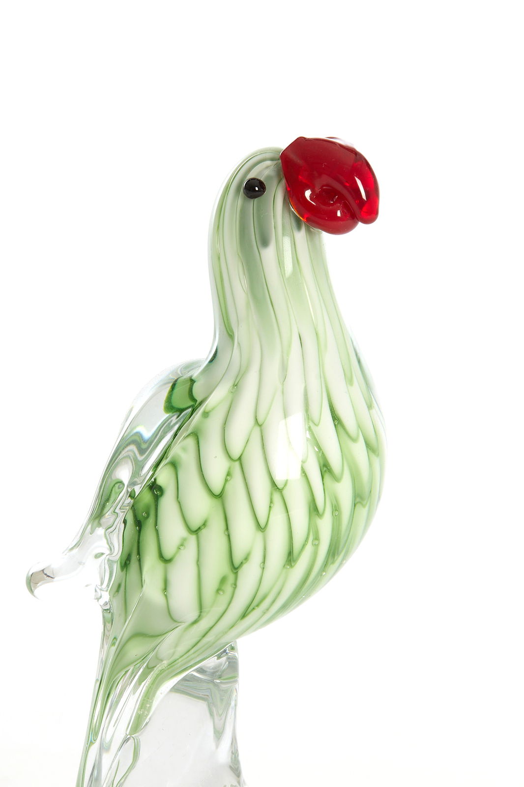 Glasornament in Form eines Papageis mit grünem Körper und rotem Schnabel, seitliche Perspektive