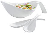 Elegantes Schalen-Set Flow 3-tlg. in Weiß mit moderner, geschwungener Form, bestehend aus einer großen Schale mit Salat und zwei passenden Servierlöffeln, seitliche Perspektive.