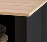 Detailansicht einer Kücheninsel mit Holzarbeitsplatte und schwarzem Korpus, Perspektive von der Ecke.