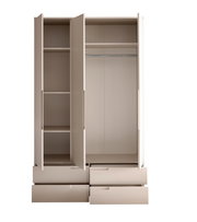 Offener weißer Kleiderschrank mit drei Türen, Regalfächern links, Kleiderstange und Ablage rechts sowie vier unteren Schubladen; Frontalansicht.
