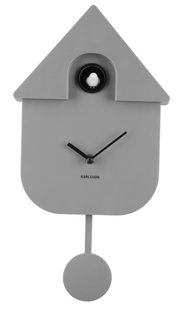 Graue Wanduhr in Form eines Kuckucks mit Pendel, frontal abgebildet.