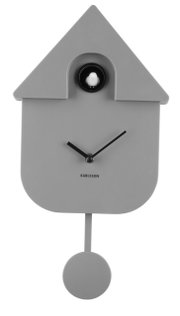 Graue Wanduhr in Form eines Kuckucks mit Pendel, frontal abgebildet.