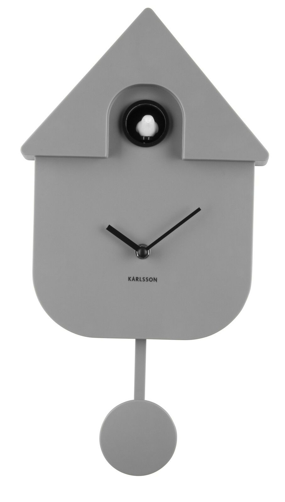 Graue Wanduhr in Form eines Kuckucks mit Pendel, frontal abgebildet.