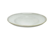 Crèmekleurig rond keramisch bord met subtiel gespikkeld glazuur en beige rand, schuin van voren bekeken
