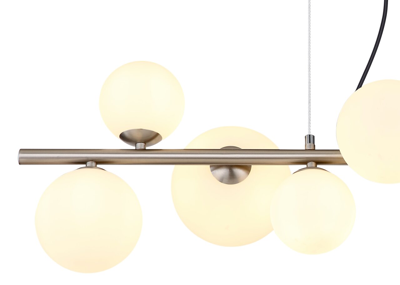 Moderne Hängeleuchte mit fünf kugelförmigen, opalweißen Glasschirmen und einer Metallstange in seitlicher Perspektive.