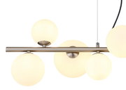 Moderne Hängeleuchte mit fünf kugelförmigen, opalweißen Glasschirmen und einer Metallstange in seitlicher Perspektive.