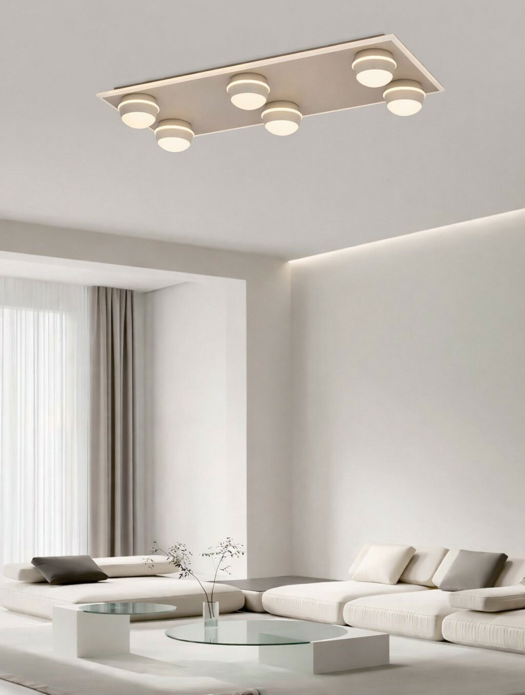 Moderne LED-Deckenleuchte mit sechs runden Leuchtelementen in einem stilvollen Wohnzimmer, Perspektive von unten.