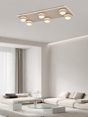 Moderne led-plafondlamp met zes ronde lichtelementen in een stijlvolle woonkamer, gezien van onderaf.
