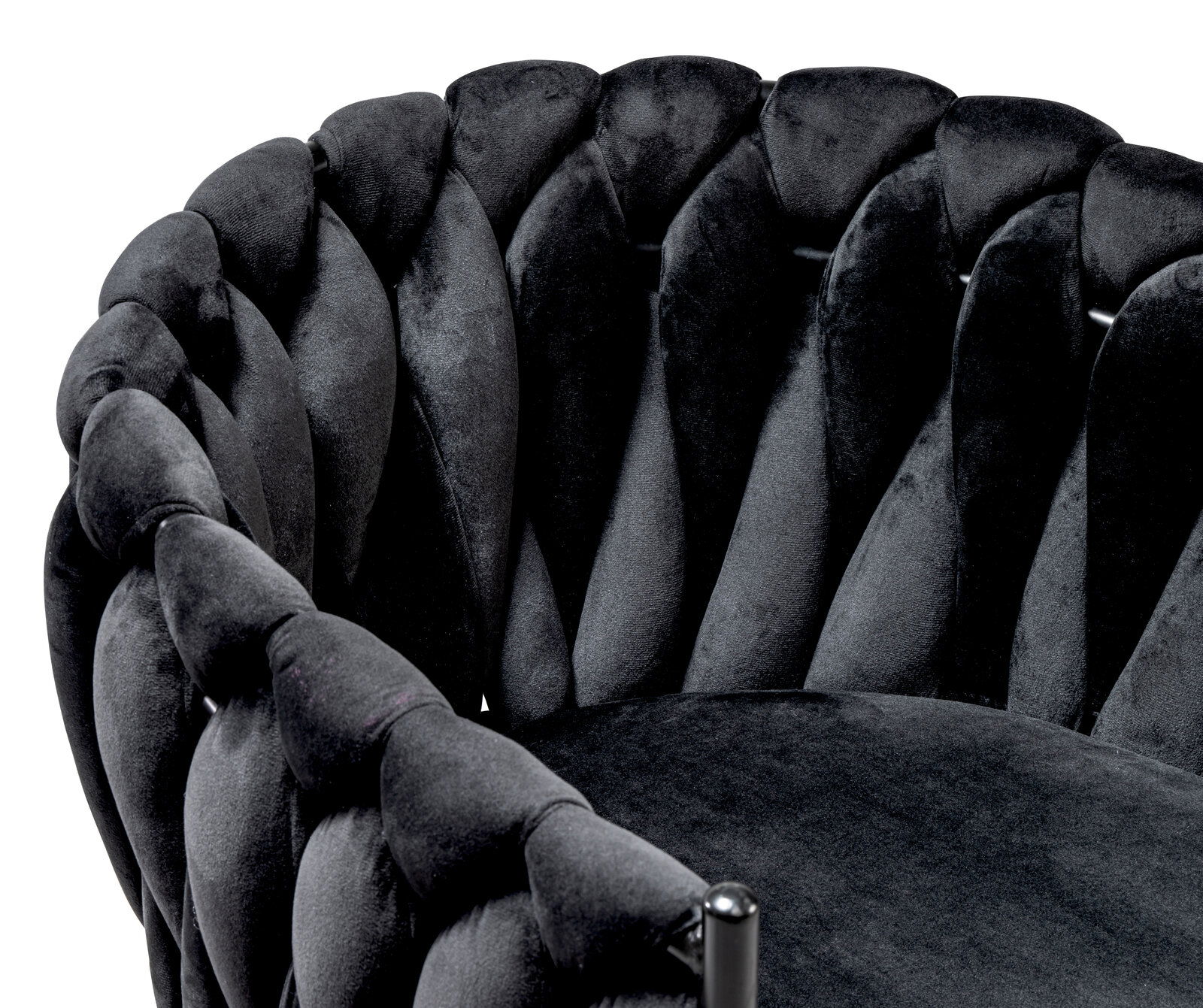 Z2 Sessel WEAVY Nahaufnahme eines Sessels mit geflochtenem, schwarzem Samtbezug, seitliche Perspektive