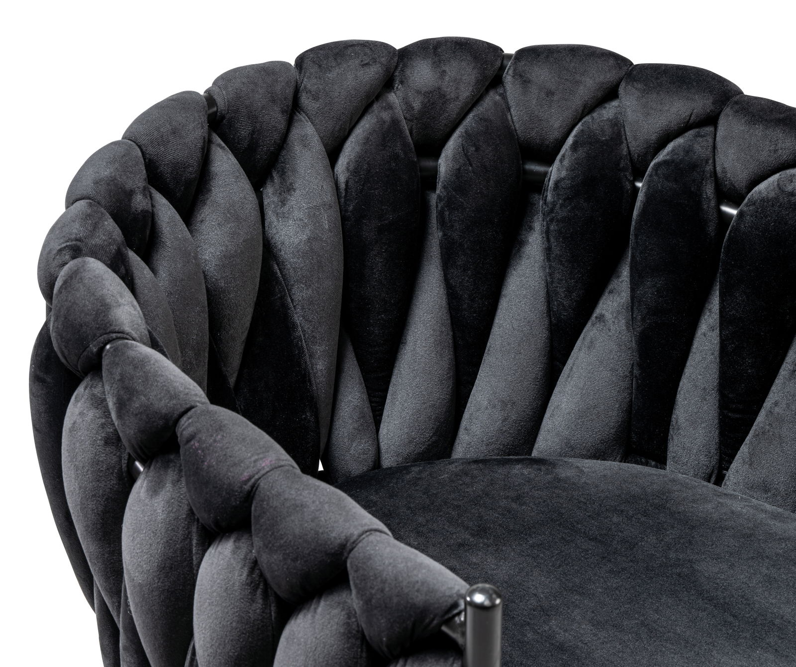 Nahaufnahme eines Sessels mit geflochtenem, schwarzem Samtbezug, seitliche Perspektive