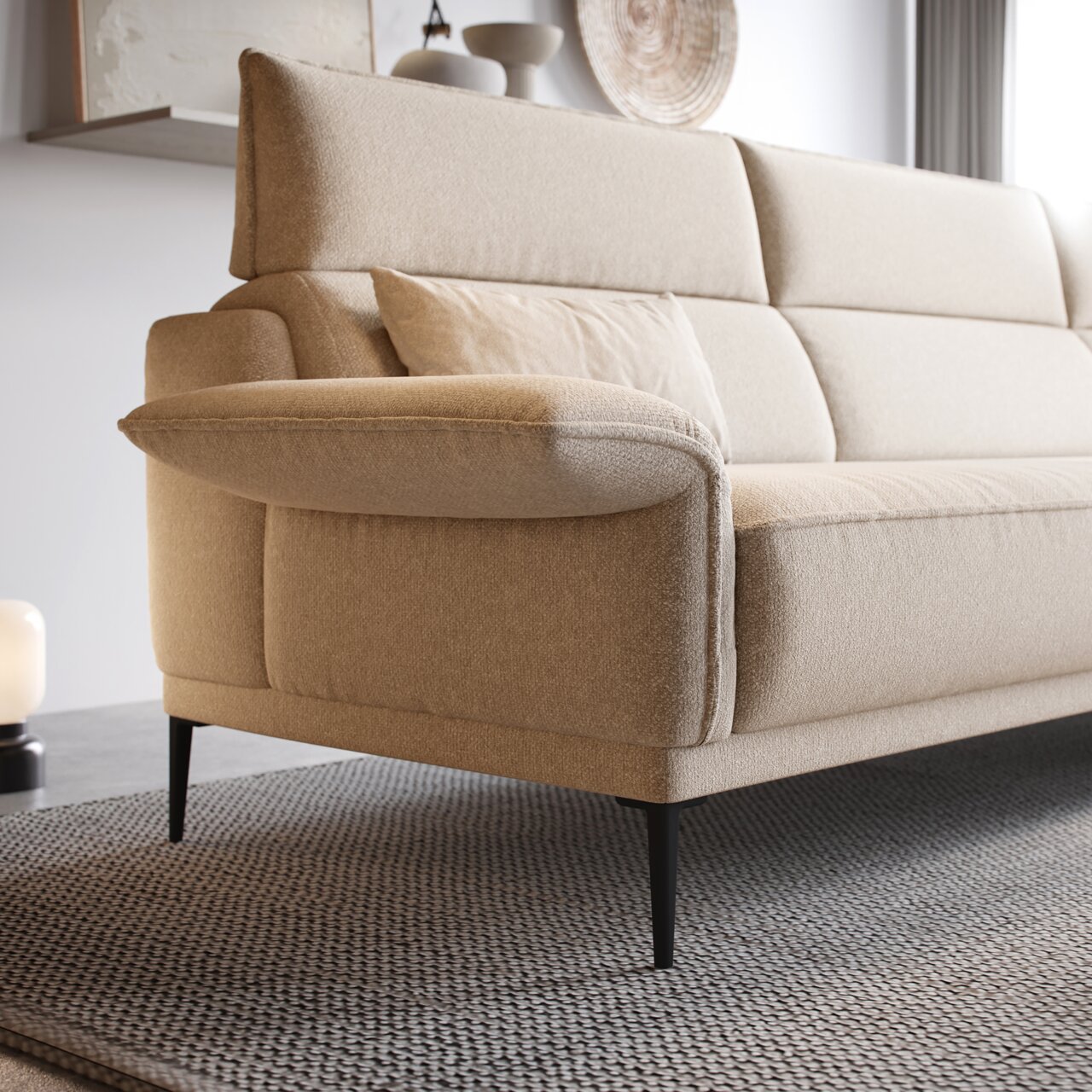 Beige longchair-set met een modern ontwerp, gezien vanaf de zijkant, op een tapijt.