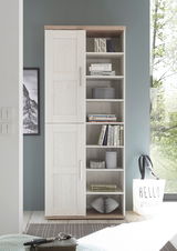 Mehrzweckschrank in heller Holzoptik mit einer Tür und mehreren offenen Regalfächern, seitliche Perspektive