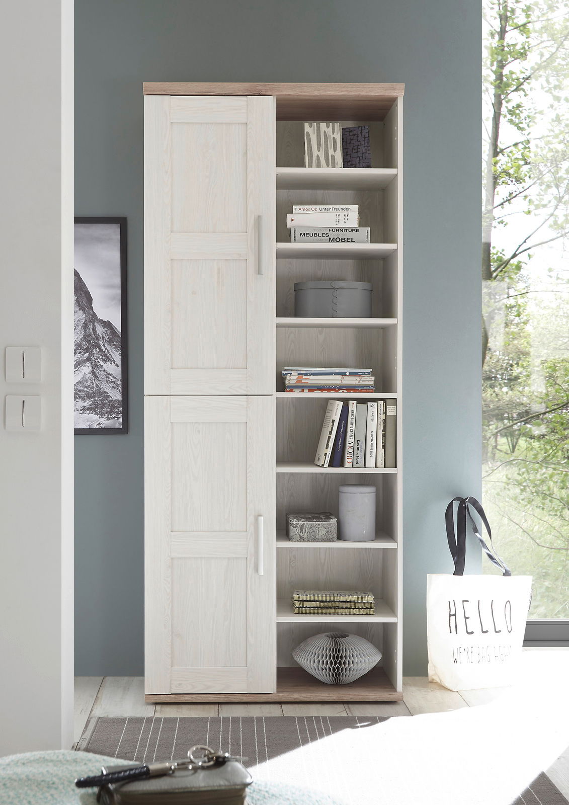 Mehrzweckschrank in heller Holzoptik mit einer Tür und mehreren offenen Regalfächern, seitliche Perspektive