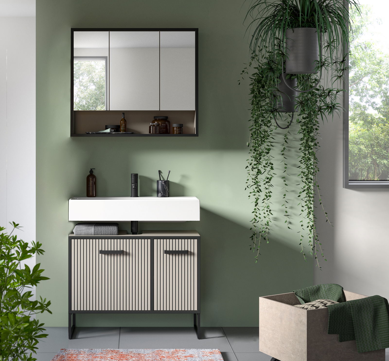 Moderne Badkombination mit Spiegelschrank und Waschbeckenunterschrank in Frontansicht, umgeben von Pflanzen und natürlichem Licht.