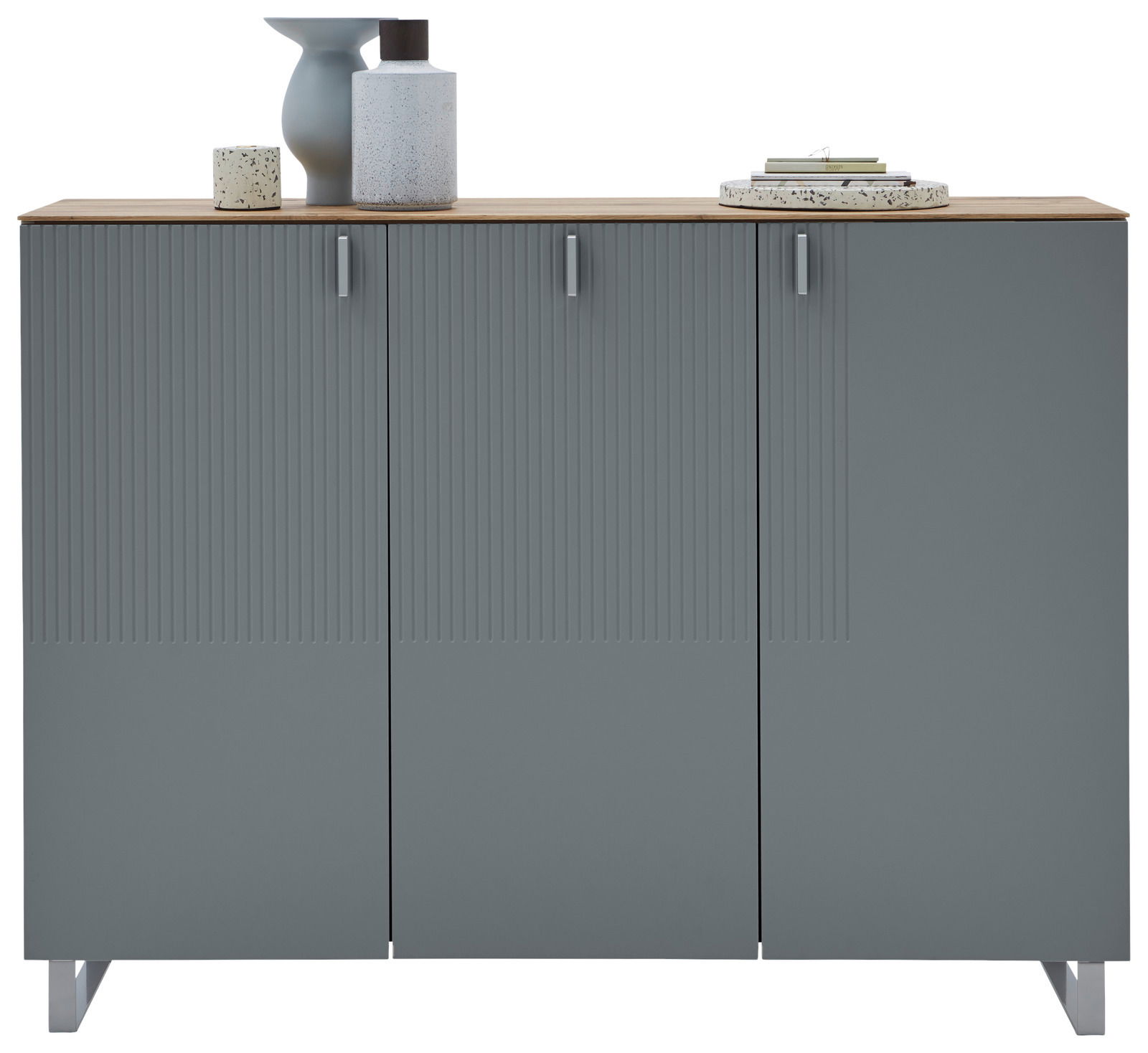 Moderner XL-Schuhschrank in Grau mit drei Türen, dekoriert mit Vasen und Büchern, Frontalansicht