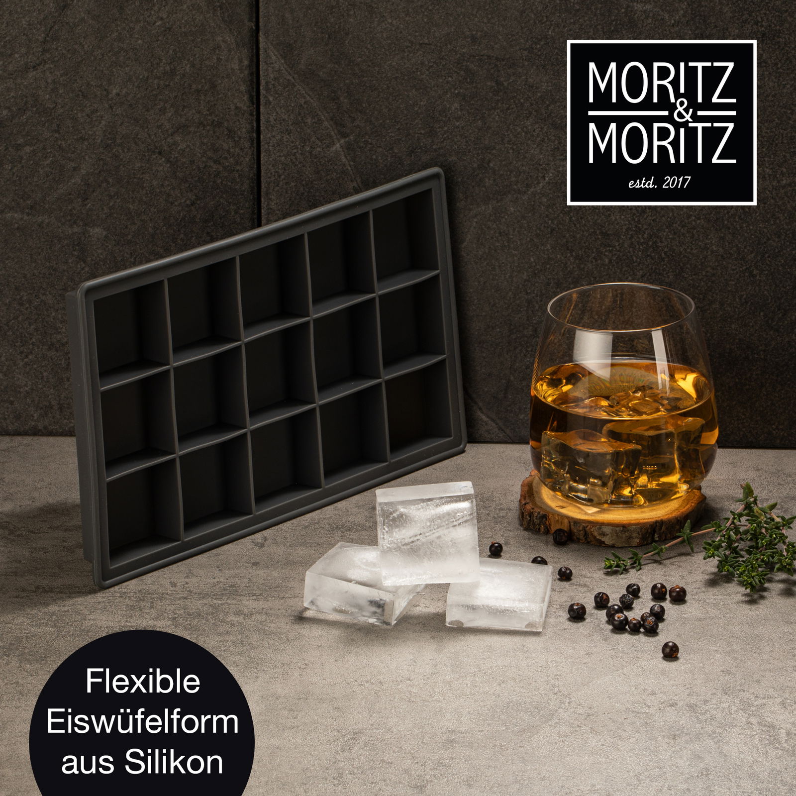 Flexible Eiswürfelform aus Silikon, seitliche Perspektive, mit Eiswürfeln und einem Glas Getränk auf einem Tisch.