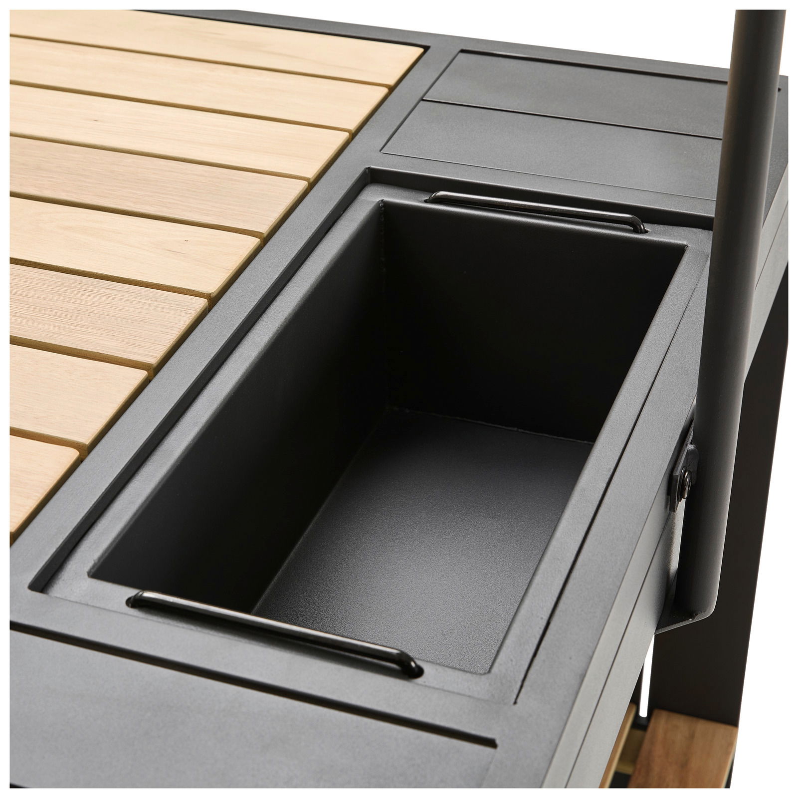 Nahaufnahme eines Bar-Sets mit Holz- und Metalloberfläche, Blick von oben.