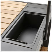 Nahaufnahme eines Bar-Sets mit Holz- und Metalloberfläche, Blick von oben.