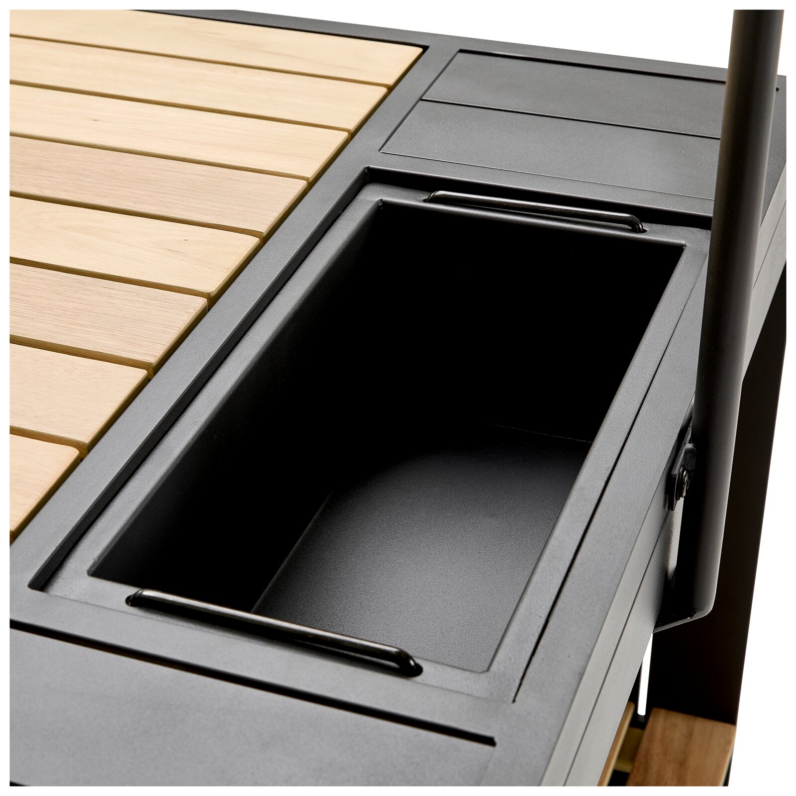 Nahaufnahme eines Bar-Sets mit Holz- und Metalloberfläche, Blick von oben.