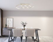 Moderne LED-Deckenleuchte mit geschwungenem Design, von unten betrachtet in einem stilvollen Esszimmer.