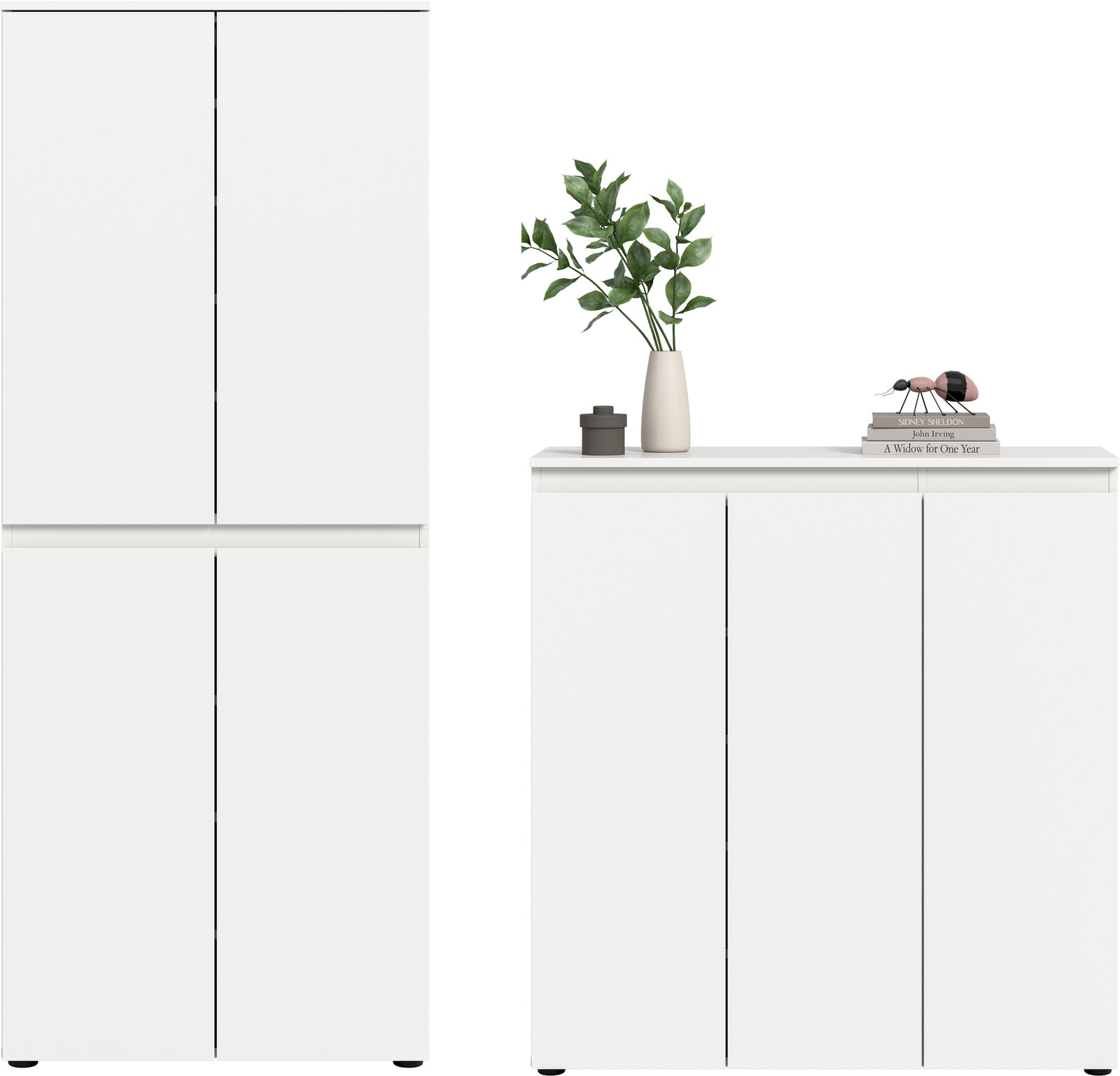 Minimalistisches weißes Sideboard mit drei Türen und glatter Front, frontal aus Augenhöhe fotografiert; auf der Ablage stehen eine Vase mit grünen Zweigen, ein kleines Gefäß und ein Bücherstapel mit Dekofigur.