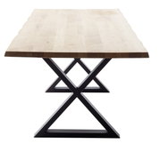 Moderner Esstisch aus Holz mit X-förmigem Metallgestell, frontal betrachtet.