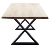 Moderne houten eettafel met een X-vormig metalen onderstel, gezien vanaf de voorkant.