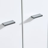 Nahaufnahme von zwei grauen Griffen an einem weißen Aktenschrank, seitliche Perspektive