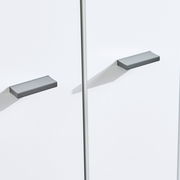 Nahaufnahme von zwei grauen Griffen an einem weißen Aktenschrank, seitliche Perspektive